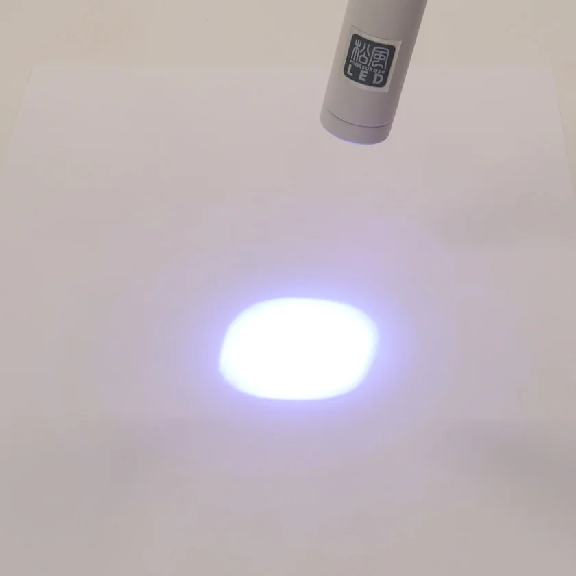 LEDライトの光 青紫の光が見える